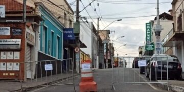 Coronavírus: Centro de Barbacena tem tráfego de veículos interditado