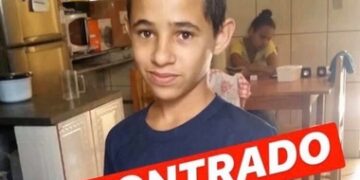 Menino que estava desaparecido é encontrado após cair de telhado