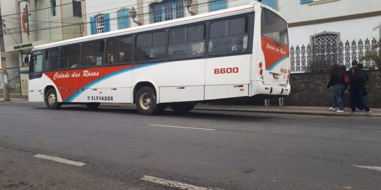 Grupo elabora petição contra aumento de passagem de transporte coletivo
