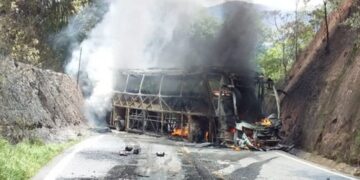 Ônibus pega fogo. Passageiros saem ilesos
