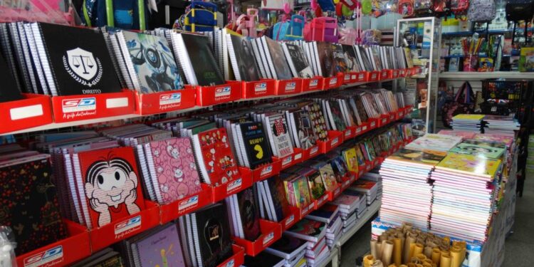 Lei protege pais contra abusos de escolas na compra do material escolar