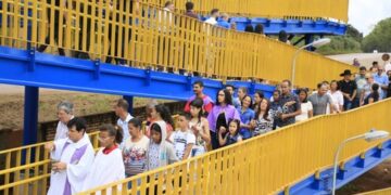 Moradores inauguram passarela do Pires com procissão e orações