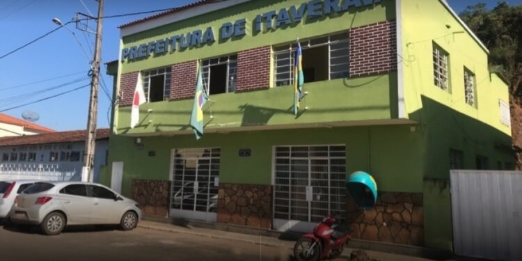 Homem apedreja prefeitura e quebra 14 vidros de portas