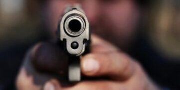 Homem leva 3 tiros nas costas. Mulher atira em via pública e é presa