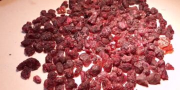 PM apreende quase uma tonelada de pedra semipreciosa roubada. Suspeito foge.