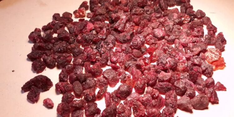 PM apreende quase uma tonelada de pedra semipreciosa roubada. Suspeito foge.