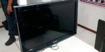 Ladrão arromba posto de vacinação e furta televisão