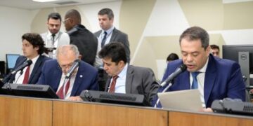 Glaycon Franco relata projeto que beneficia servidores do Estado em licença paternidade