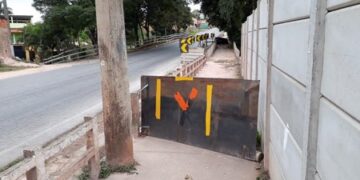 Passagem de pedestre fechada obriga pedestre andar em rodovia
