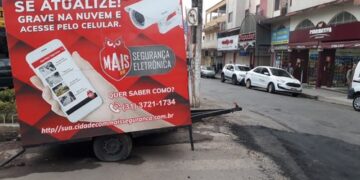 Internauta denuncia que trailler obstrui faixa de pedestre