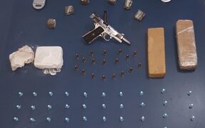 Droga e arma são apreendidos em Desterro de Entre Rios