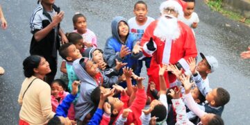 Confraternizações de Natal integram equipes da prefeitura e comunidade