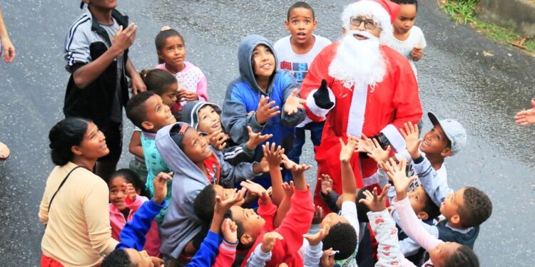 Confraternizações de Natal integram equipes da prefeitura e comunidade