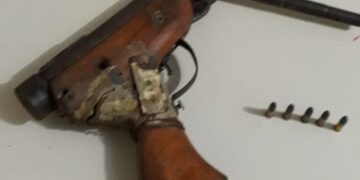 Pai diz a polícia que filho pode estar envolvido com crimes e autoriza vistoria em sua casa