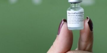 Falta de doses da Pfizer provoca mudança em calendário de vacinação