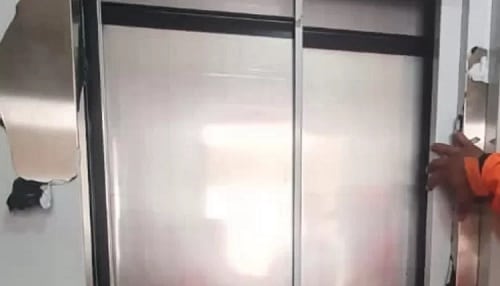 Homem fica preso em elevador após queda de energia