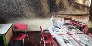 Bombeiros combatem incêndio em escola infantil. Mais de  60 crianças estavam no local