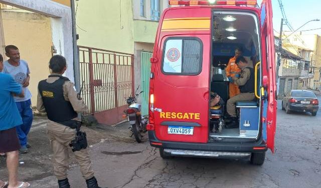 Bombeiros socorrem motociclista vítima de queda