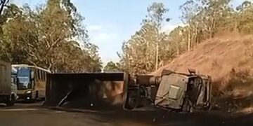 Carreta tomba, derrama carga e trânsito fica lento na BR040