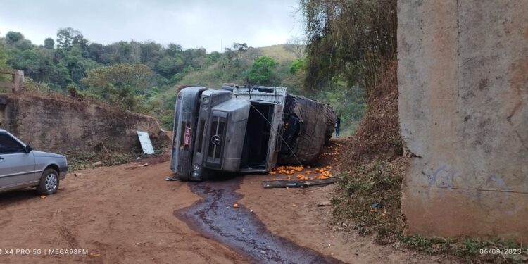 Caminhão de mexerica tomba em Belo Vale