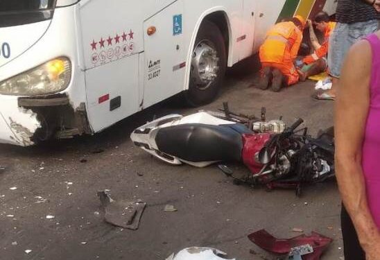 Acidente entre moto e ônibus deixa uma pessoa ferida em Lafaiete