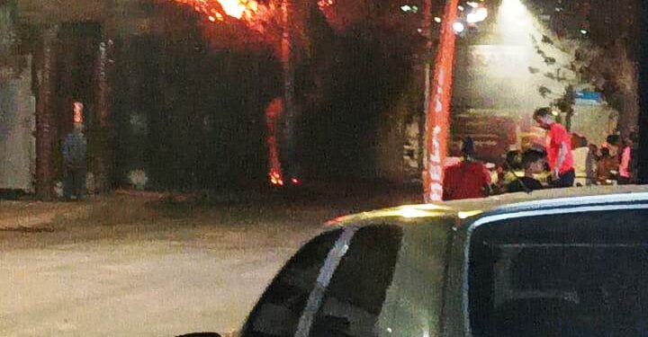 Fogo em lote vago coloca em risco residências e rede elétrica