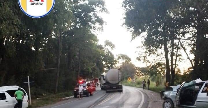 Motorista fica ferida e passageiro morre em acidente  na BR 265