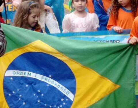 Desfile da Independência na escola Ponto de Partida