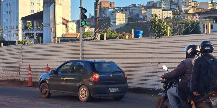 DMT sugere rotas para evitar lentidão de trânsito próximo a obra de viaduto