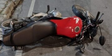 Bombeiros socorrem motociclista vítima de acidente