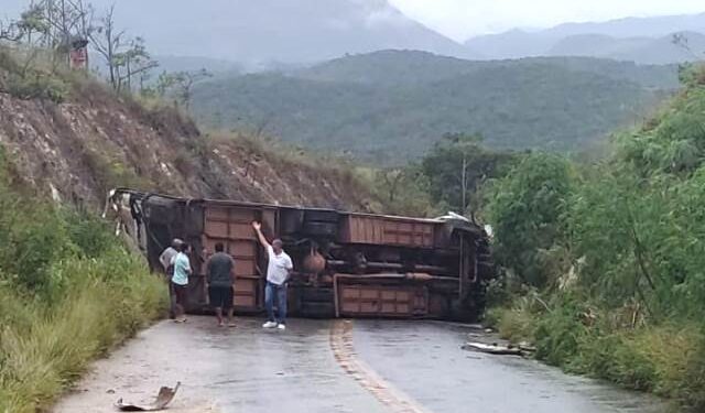Duas pessoas ficam feridas em tombamento de ônibus