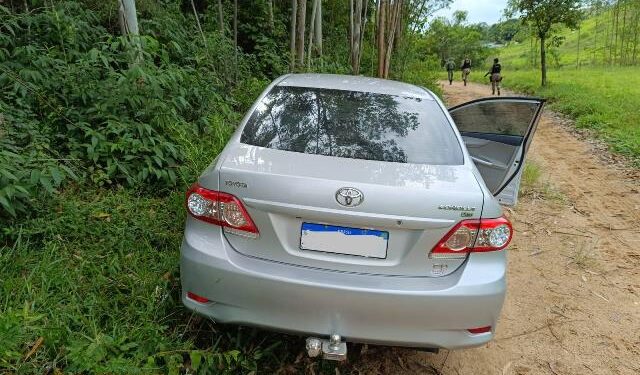 Bandidos invadem sítio, fazem reféns e roubam dois carros