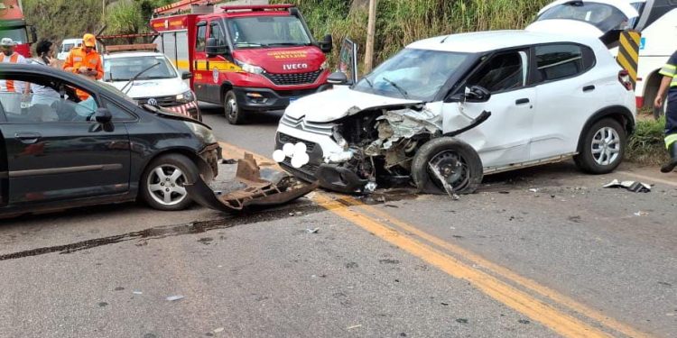 Acidente entre dois carros na BR-040 em Lafaiete
