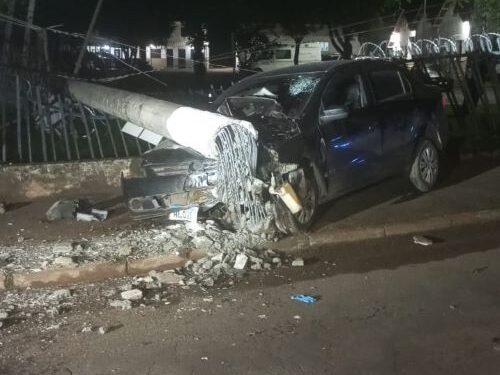 Carro derruba poste e interdita via próxima ao Batalhão