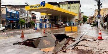 Rompimento de adutora interrompe trânsito em Congonhas
