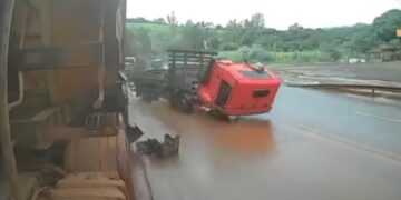 Flagrante de acidente envolvendo caminhão na BR 040