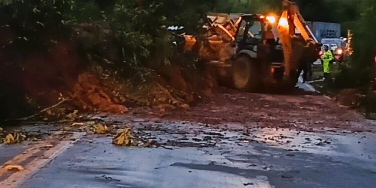 Deslizamento de terra interdita trecho da BR-040