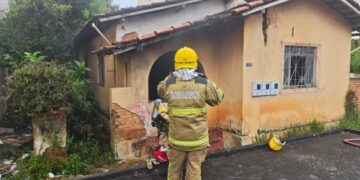 Fogo atinge casa abandonada
