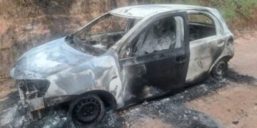 Carro queimado leva polícia a suspeitos de homicídio