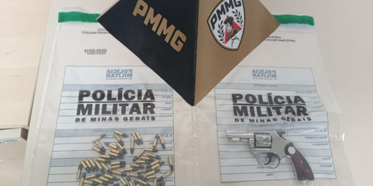 Polícia apreende arma e munições com jovem