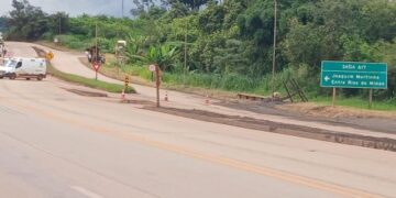 Caminhão perde controle e trava BR-040 em Congonhas