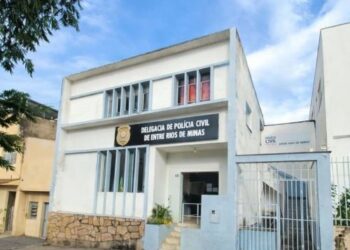 Morte de bebê leva mãe e companheiro à prisão em Jeceaba