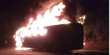 Ônibus pega fogo após batida com moto na BR-040