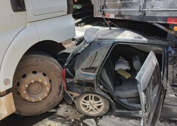 Em Carandaí, trem arrasta carreta por 500 metros em travessia