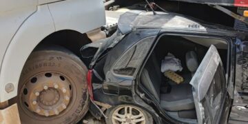 Em Carandaí, trem arrasta carreta por 500 metros em travessia