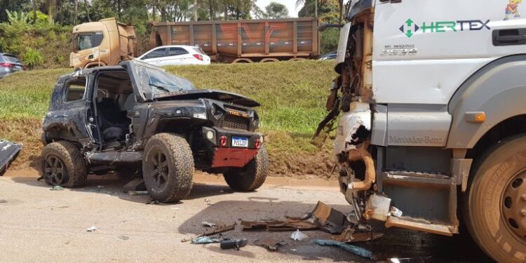 Motorista morre em colisão com carreta na BR-040