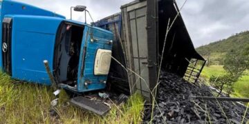 Homem morre após caminhão com carga de carvão tombar sobre seu veículo