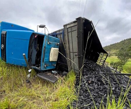Homem morre após caminhão com carga de carvão tombar sobre seu veículo