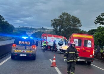 Capotamento na BR-040 mata jovem e deixa dois feridos