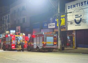 Incêndio atinge loja de roupas no centro de Lafaiete